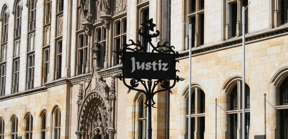 Schild mit der Aufschrift "Justiz" vor dem Justizzentrum Magdeburg