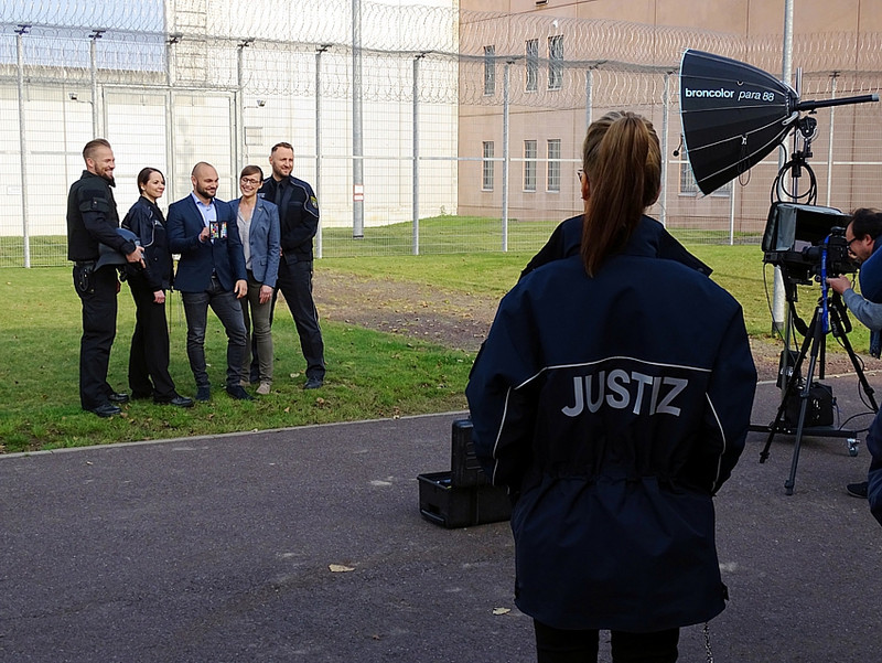 Außenaufnahmen mit Justizvollzugsbediensteten in der JVA Burg